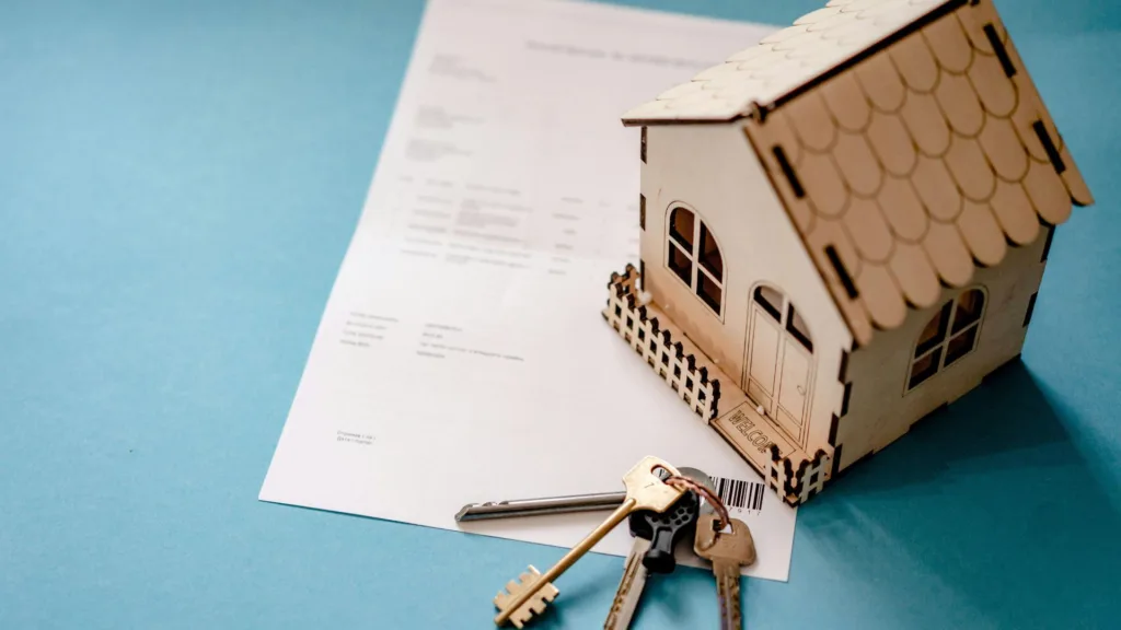 Casa con documento proprietà e chiavi
